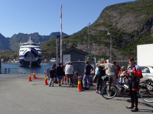 Waiting for the ferry to Bodø (mainland). Warten auf die Fähre nach Bodö (Festland).